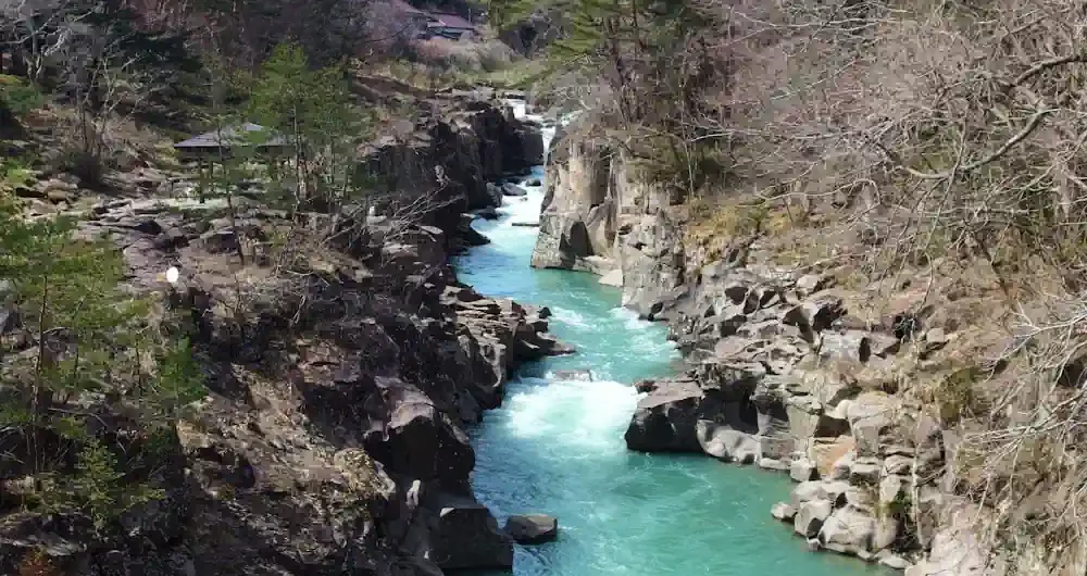 嚴美溪由源自栗駒山的磐井川侵蝕巨岩而形成，是歷經大自然漫長歲月雕琢而成的神秘溪谷，搭配翡翠綠水流，展現出壯麗景色