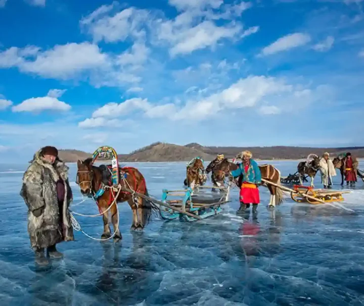 蒙古冬季旅遊：當地牧民穿著傳統服飾在結冰湖面上騎馬，蒙古9日私人小包團深度體驗