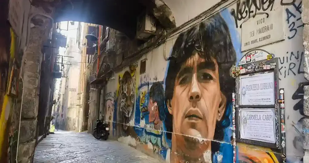 意大利拿坡里一條狹窄的鵝卵石小巷牆壁上，有一幅已故足球傳奇馬拉多納的巨型壁畫
