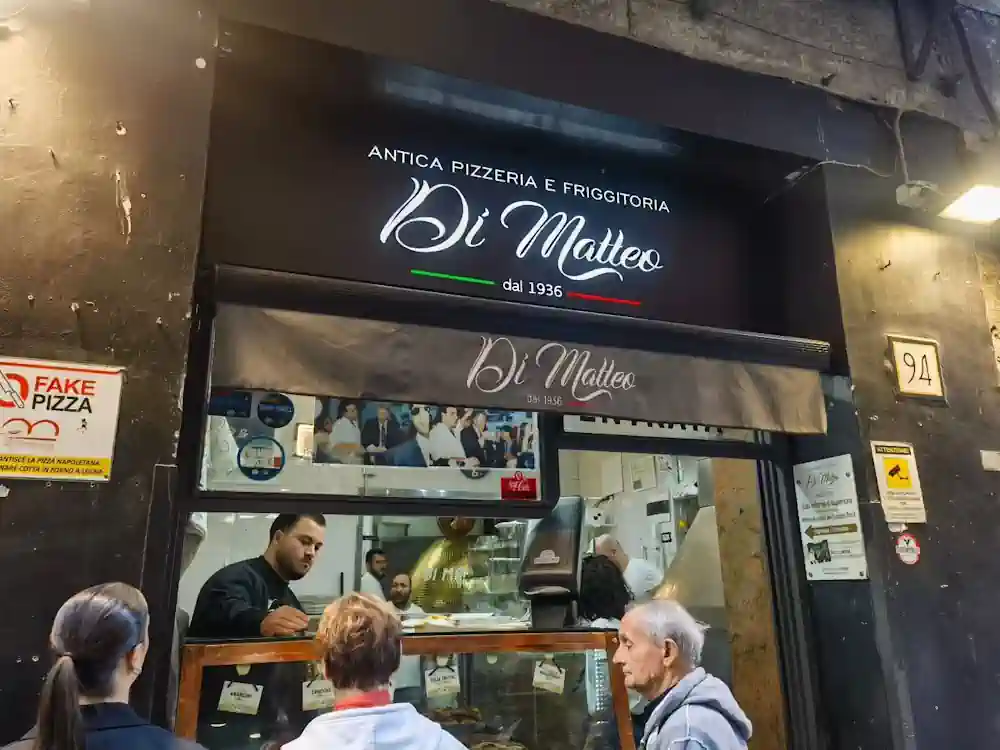 意大利拿坡里著名披薩店「Antica Pizzeria e Friggitoria Di Matteo」的店面，門口有顧客排隊等候。