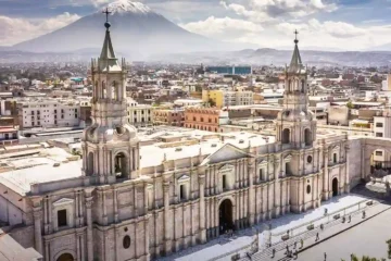 前往 Yanahuara 與 Carmen Alto 社區,欣賞附近的山谷與火山,了解 Arequipa 地貌與自然之美