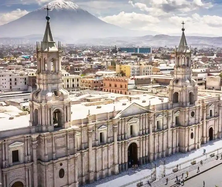 前往 Yanahuara 與 Carmen Alto 社區，欣賞附近的山谷與火山，了解 Arequipa 地貌與自然之美