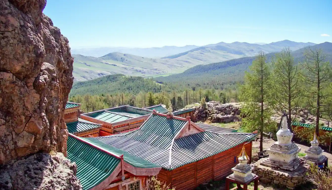 蒙古冬天嘅庫蘇古爾湖上,當地遊牧民族穿著傳統毛皮大衣,同馬匹及雪橇企喺廣闊嘅藍色冰面上
