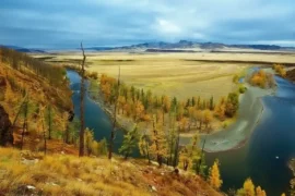 深度探索 UNESCO 鄂爾渾峽谷，觀賞壯麗的瀑布。在河畔步道悠閒漫步，親眼見證游牧民族建立夏營地的傳統。