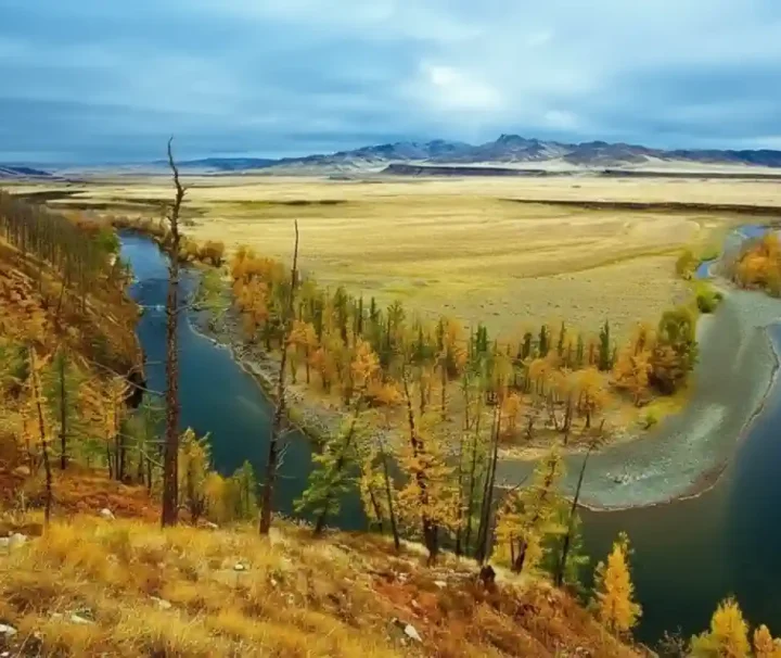 深度探索 UNESCO 鄂爾渾峽谷，觀賞壯麗的瀑布。在河畔步道悠閒漫步，親眼見證游牧民族建立夏營地的傳統。