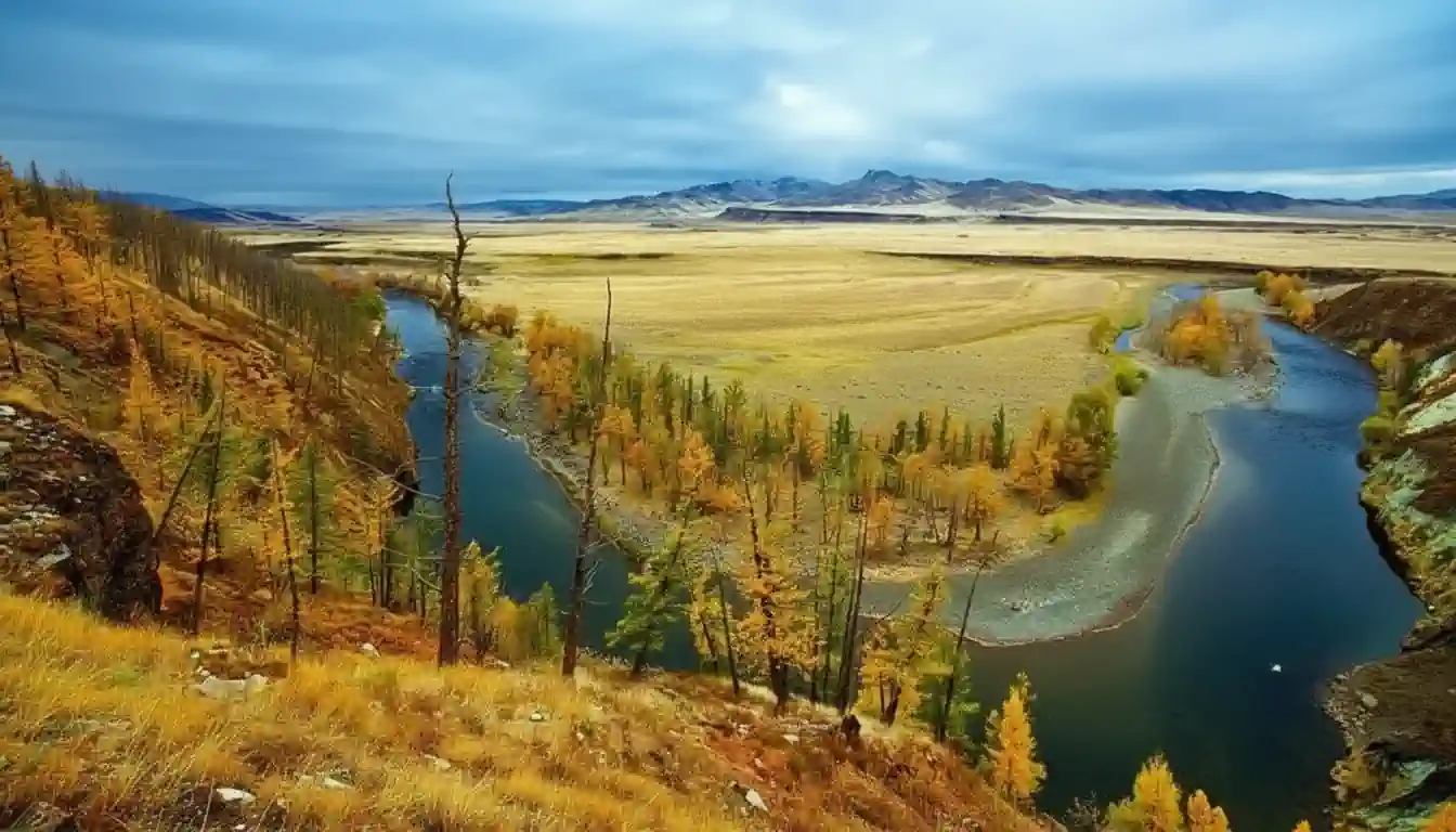 深度探索 UNESCO 鄂爾渾峽谷,觀賞壯麗的瀑布。在河畔步道悠閒漫步,親眼見證游牧民族建立夏營地的傳統。