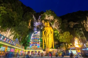 馬來西亞黑風洞夜景,壯觀的金身室建陀神像與亮起燈光的彩虹階梯,展現濃厚的印度教文化氛圍。
