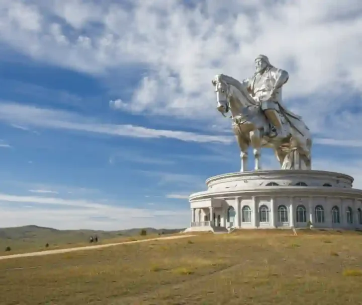 蒙古成吉思汗騎馬雕像，巨大的不鏽鋼雕像矗立在廣闊的草原上，藍天白雲下展現宏偉氣勢。