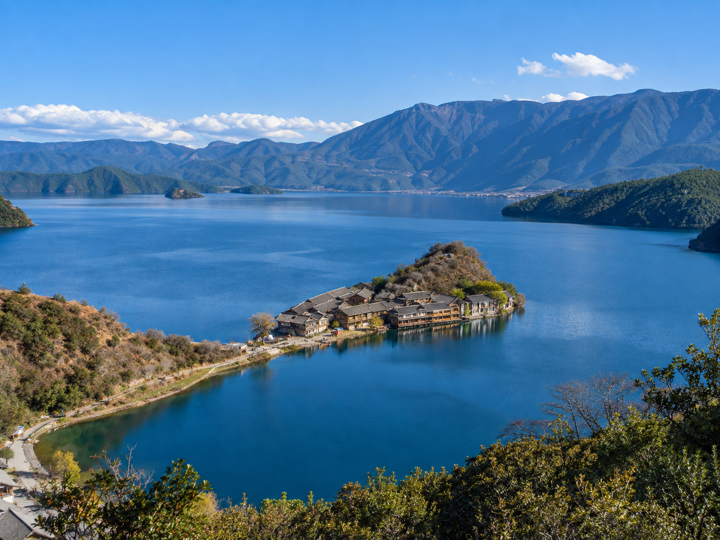 雲南瀘沽湖湖面及里格半島山景