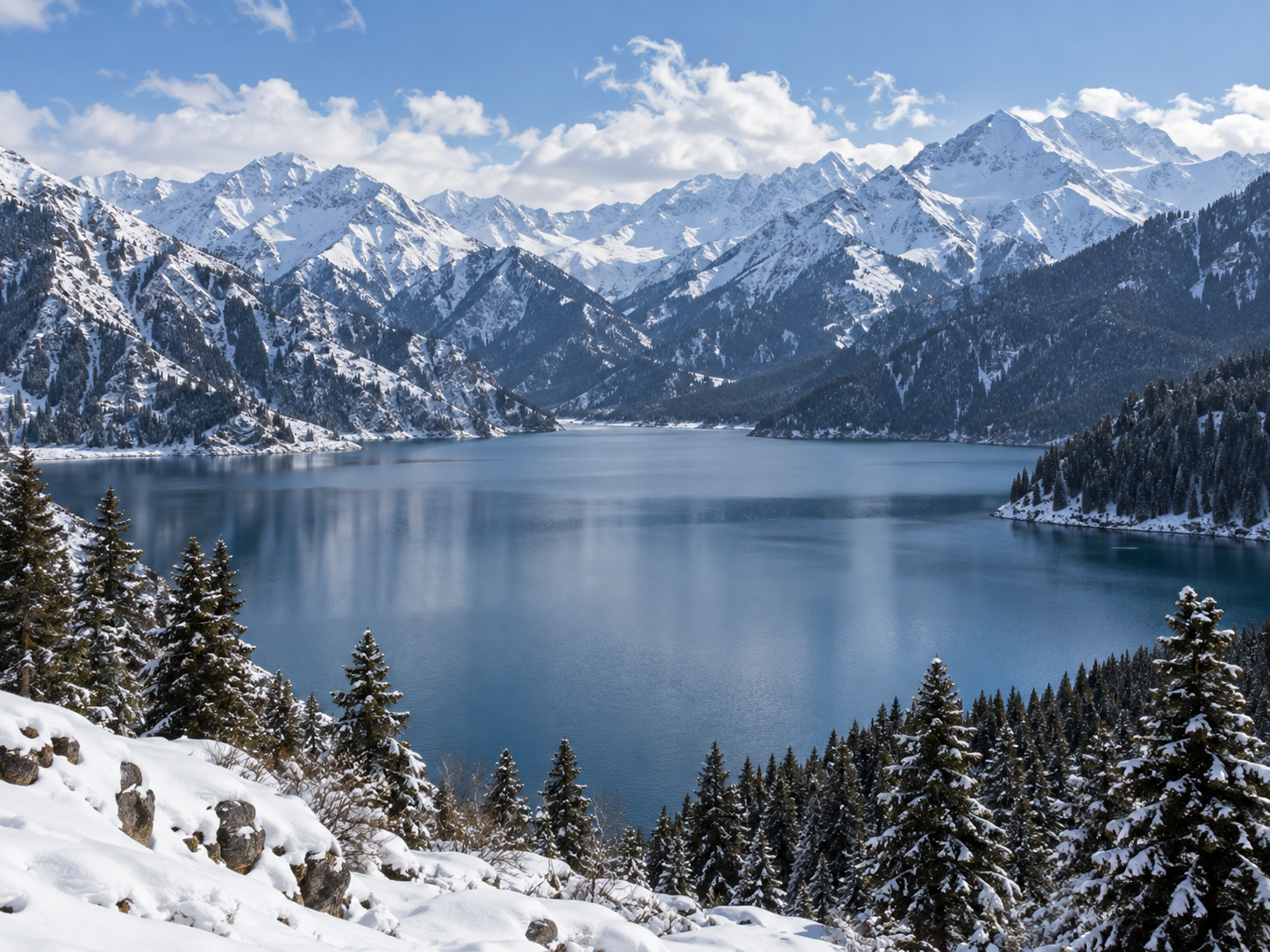北疆冬季湖泊與雪山景色